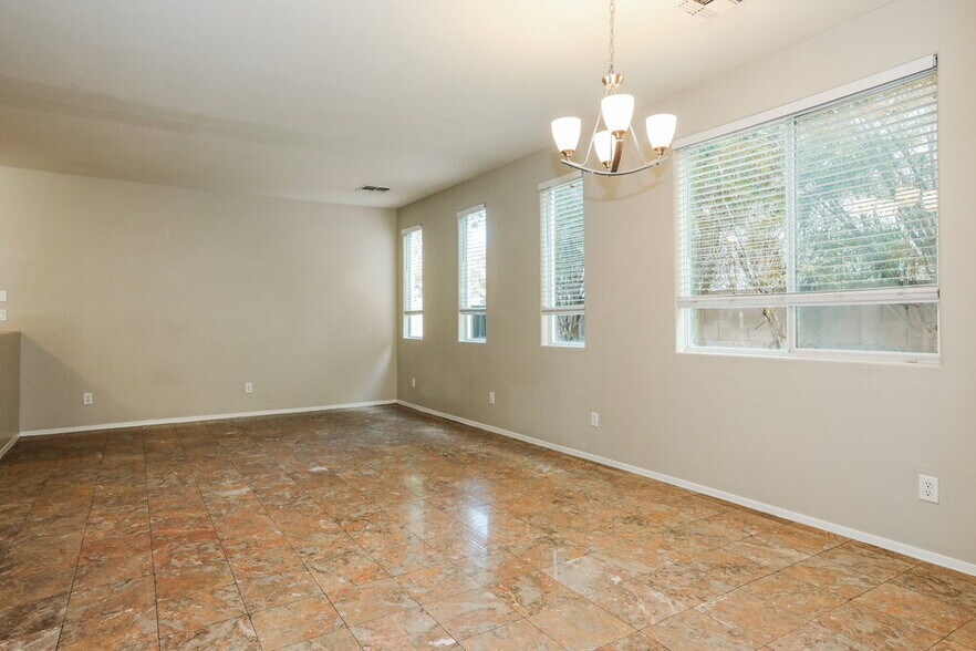 Building Photo - 1303 E Julian Dr