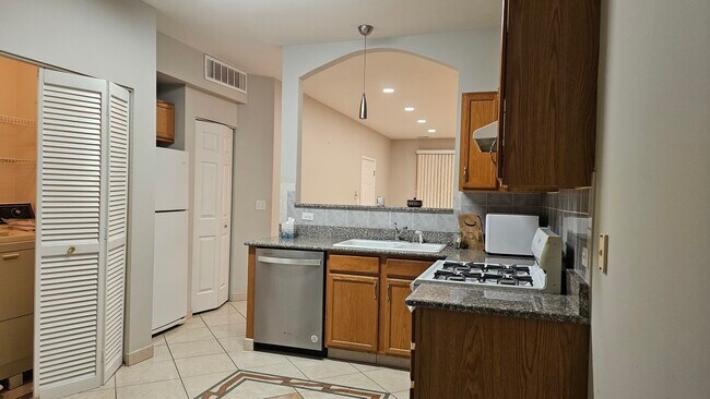 Building Photo - 151 N Waters Edge Dr