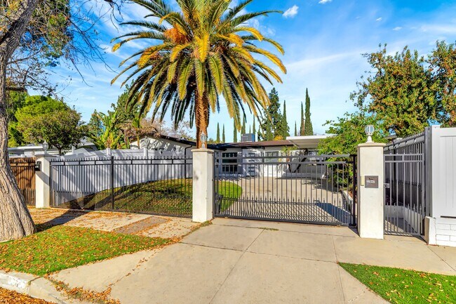 Building Photo - 22998 Valerio St