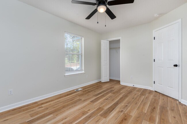 Building Photo - Beautifullly renovated home with easy access to I-26