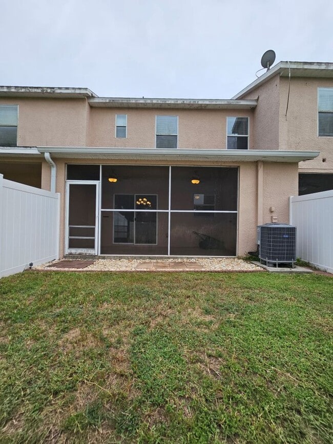 Building Photo - Beautiful 2/2.5 Townhouse