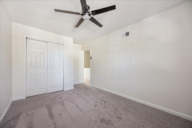 Building Photo - Updated 3 Bedroom Townhome