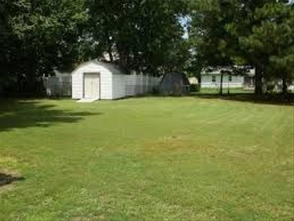 Building Photo - 547 Petty St