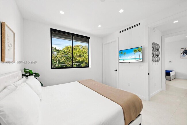 Building Photo - 2572 NE 182nd Terrace