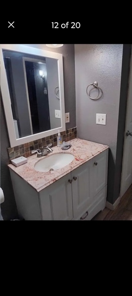 Building Photo - 1221 N Peach Ave