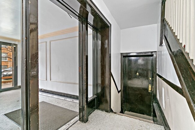 Building Photo - 635 W Roscoe St