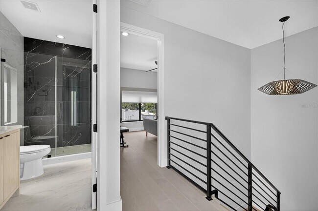 Building Photo - 423 W Amelia Ave