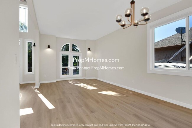 Building Photo - Spacious Light Filled Beautifully Remodele...