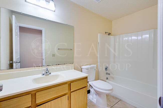 Building Photo - One Bed, One Bath at Royal Palm