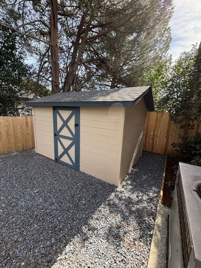 Building Photo - Three bed, two bath unit conveniently located off of Bell Road!