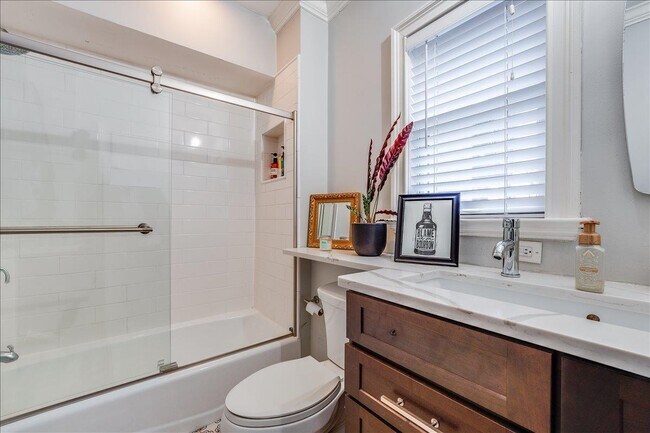 Building Photo - 403 Adams St