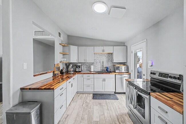 Building Photo - 2025 E Howe Ave