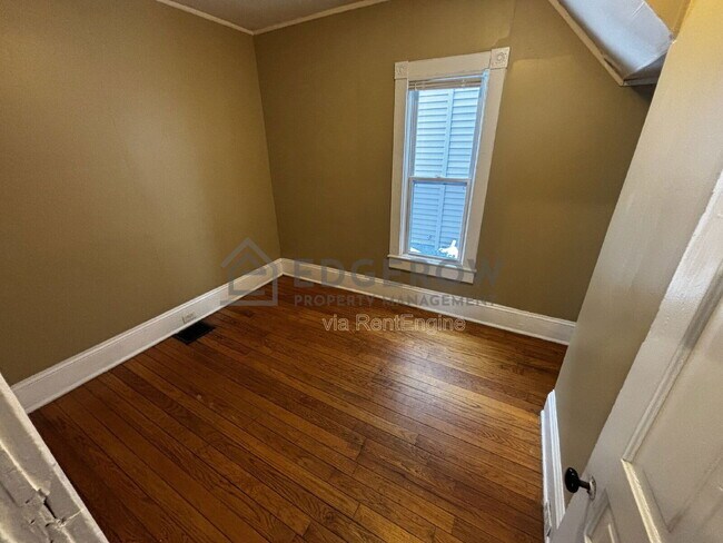 Building Photo - 1010 Helen St NE