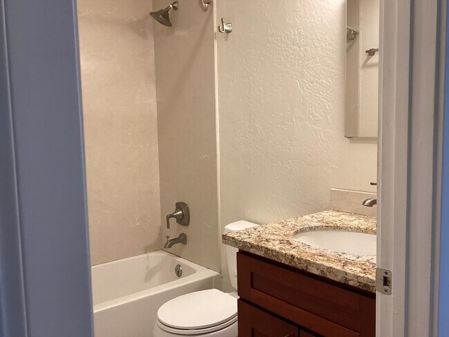 Building Photo - Cozy 2Br/1Ba Near the Beach