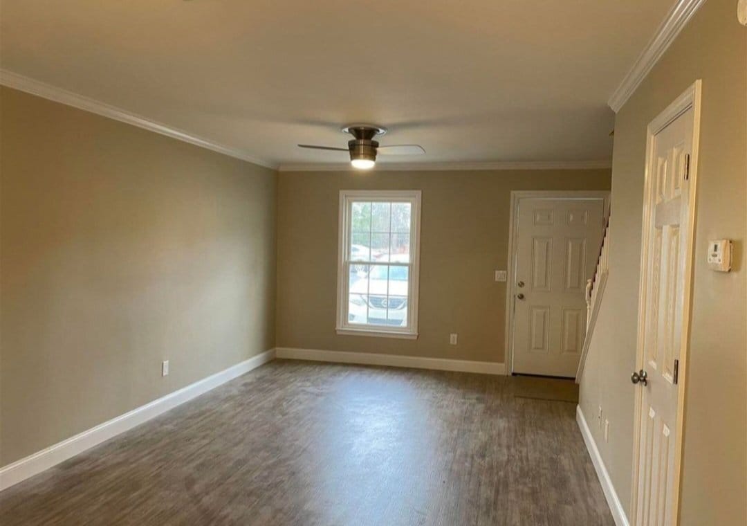 Building Photo - 2220 Oakwood Ln
