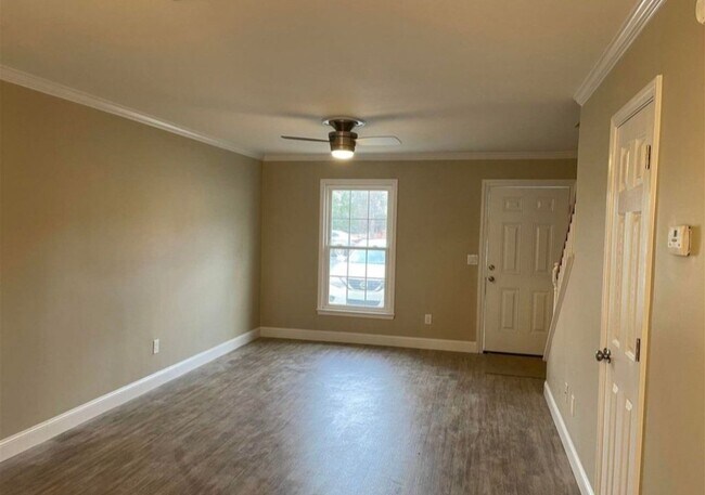 Building Photo - 2220 Oakwood Ln