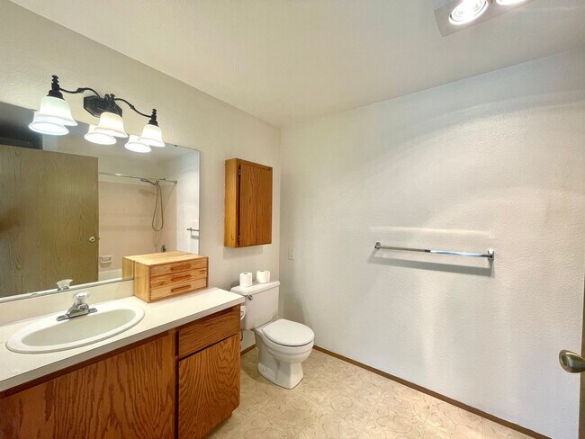 Building Photo - Kirkland 2BR Condo for Rent