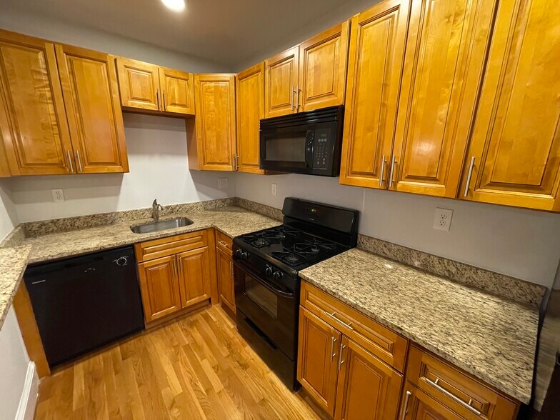 Building Photo - 36 Madison St