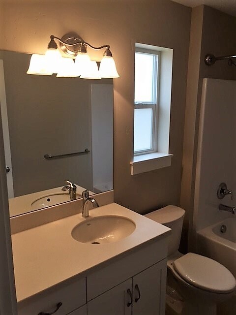 Building Photo - Light & Bright 2 Bed/2 Bath Mid-Town Cottage with Garage