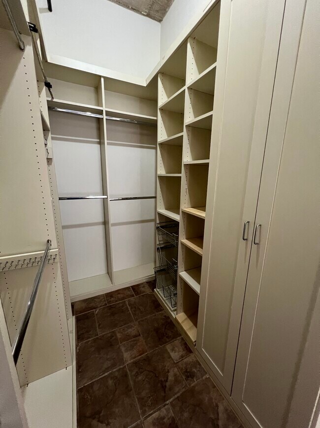 Building Photo - 1122 Jackson St