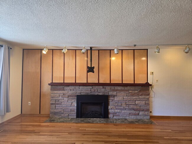 Building Photo - Spacious North Tacoma Rambler