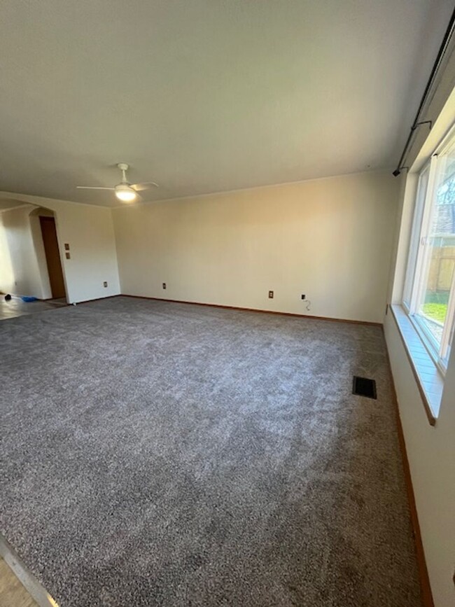 Building Photo - 3 Bedroom 2 Bath McMinnville OR