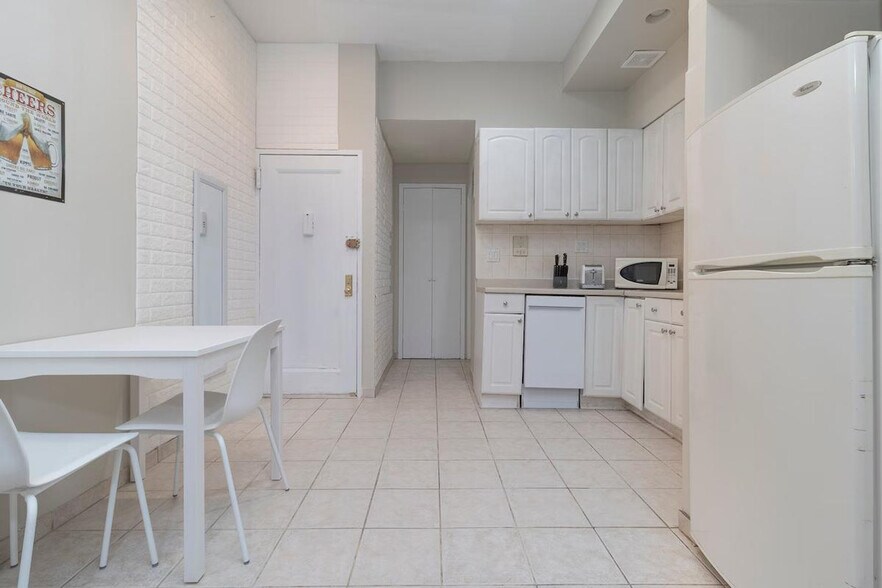 Building Photo - 1569 1st Ave