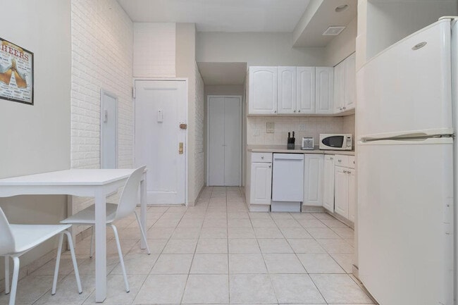 Building Photo - 250 E 82nd St