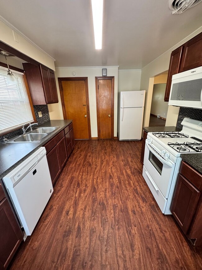 Building Photo - 212 E Kline St