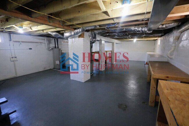 Building Photo - Two Bedroom House