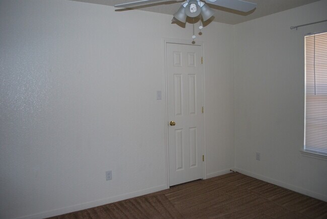 Building Photo - 913Daisy