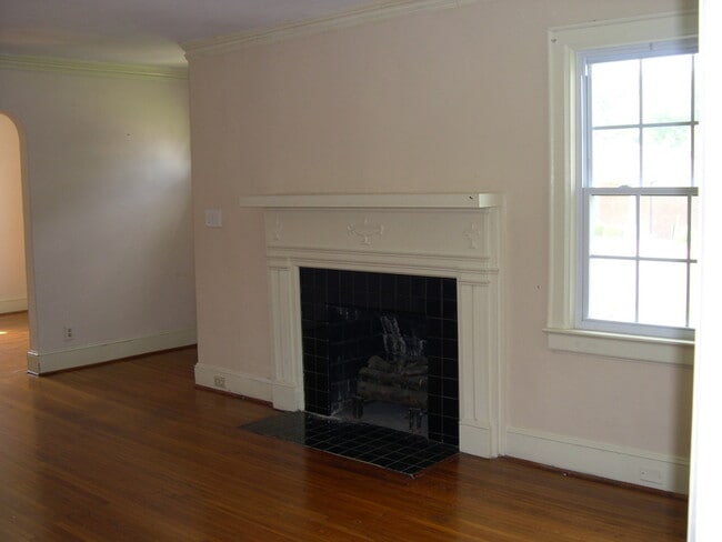 Building Photo - 3 bedroom, 1 bathroom house on Central Ave