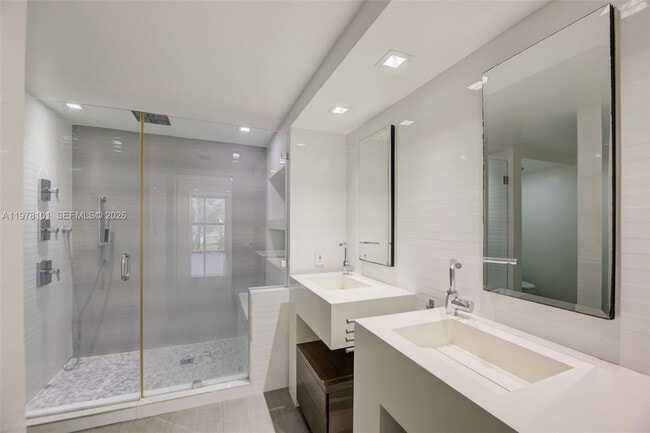 Building Photo - 161 Crandon Blvd