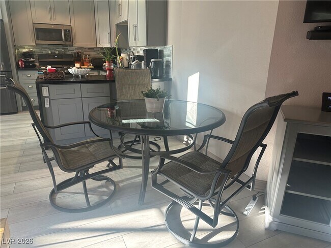 Building Photo - 820 Bergamont Dr