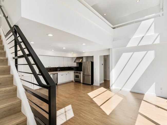 Building Photo - Fully renovated 2 level/2 bed/2 bath pearl...