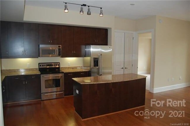 Building Photo - 4620 Piedmont Row Dr