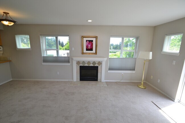 Building Photo - 12345 Roosevelt Way NE