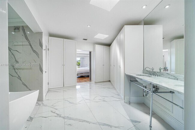 Building Photo - 2120 S Bayshore Dr