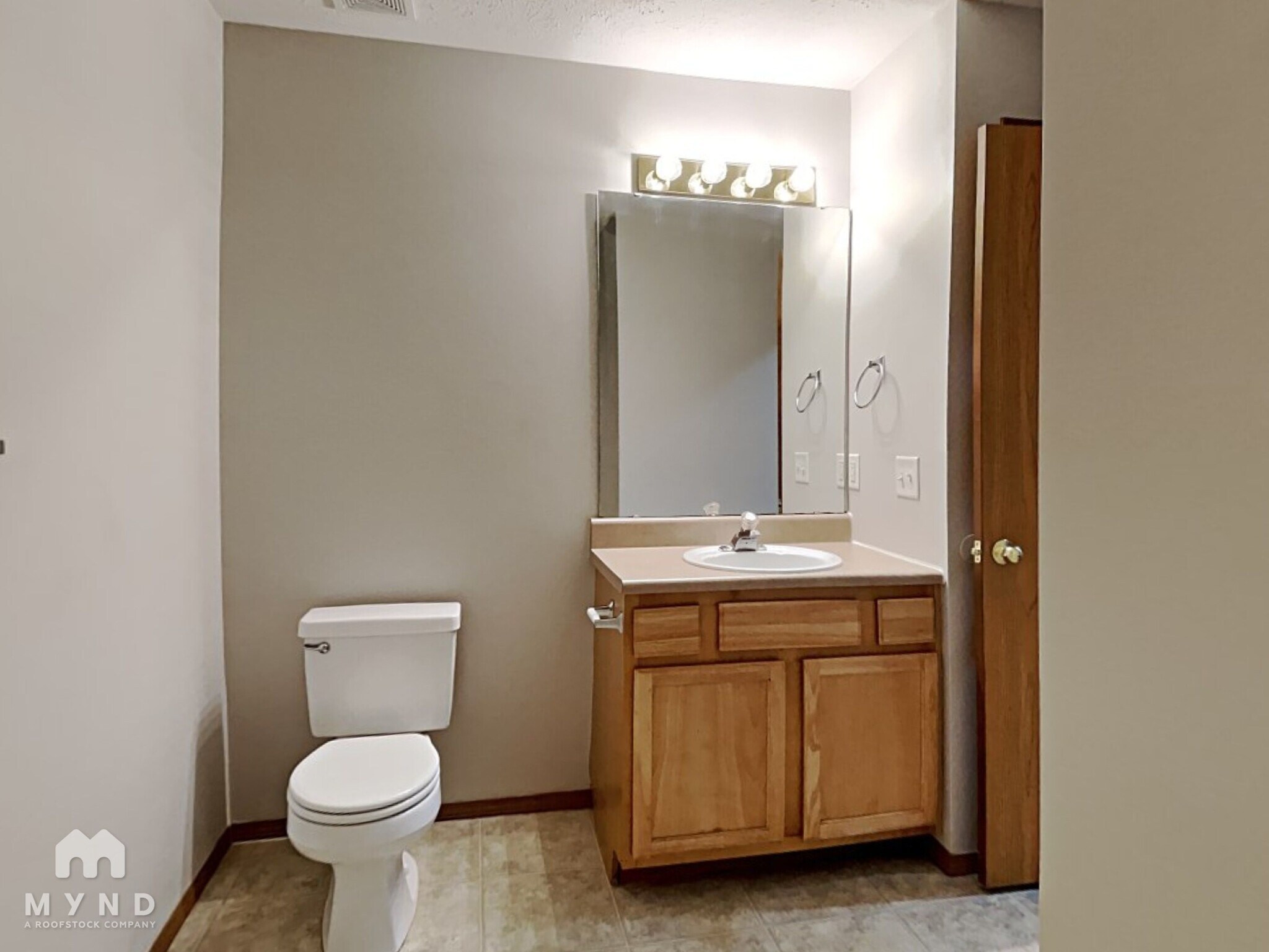 Building Photo - 429 N Century Ave