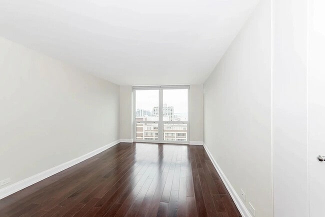 Building Photo - 1340 N Astor St