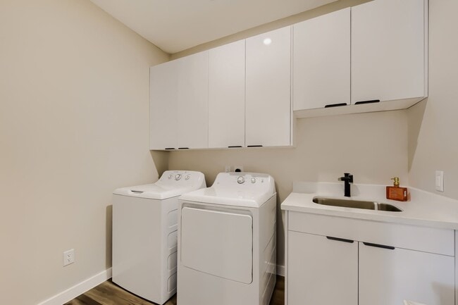 Building Photo - 8815 Sharpview Dr