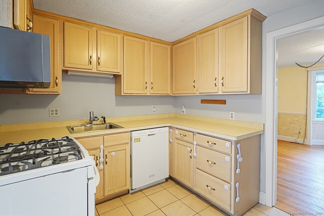 Building Photo - 35 Lakewood Cir N
