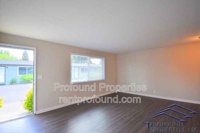 Building Photo - 742 SE 13th Ave