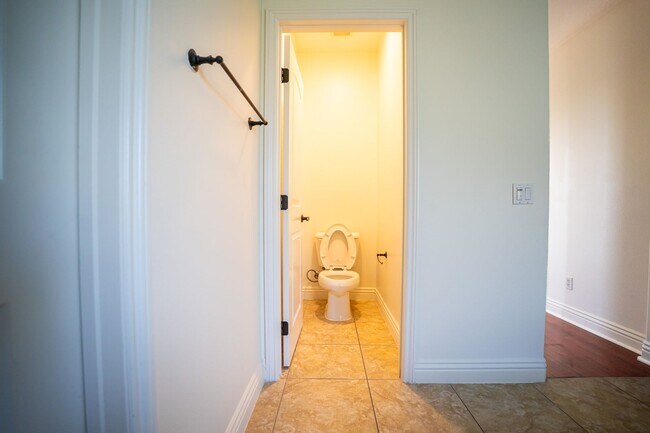 Building Photo - Exceptional estate Located In the highly desirable College Park Community.