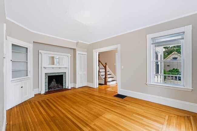 Building Photo - 37 Thorndike St