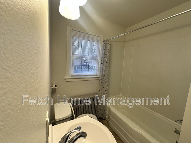 Building Photo - 825 Church St