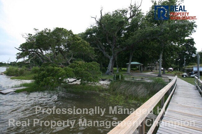 Building Photo - Spacious Home w/Community Access to Intra-...