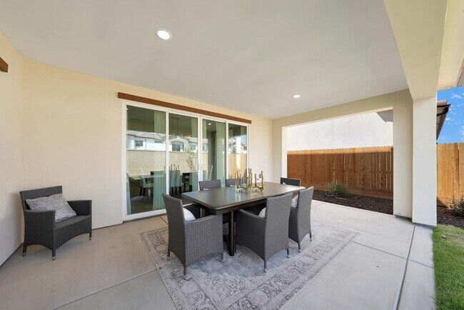 Building Photo - 2133 W Cardinal Ave