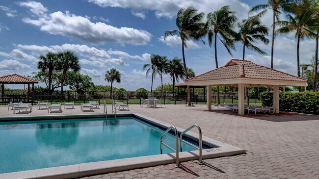 Building Photo - 2555 Collins Ave