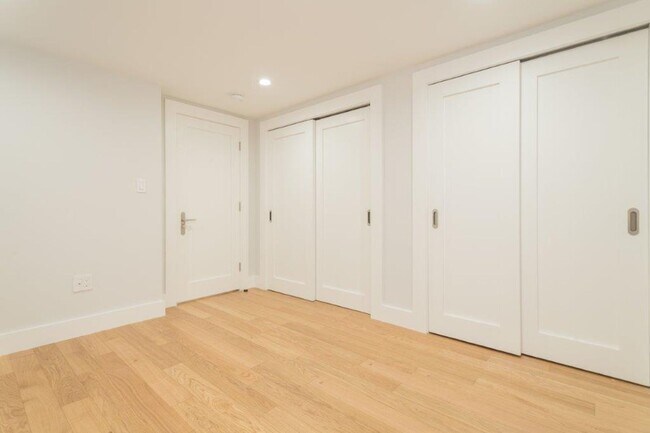 Building Photo - $2,400 | 1 Bed / 1 Bath Available Now in Brighton